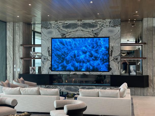 White and marble Media Room with a big TV Screen